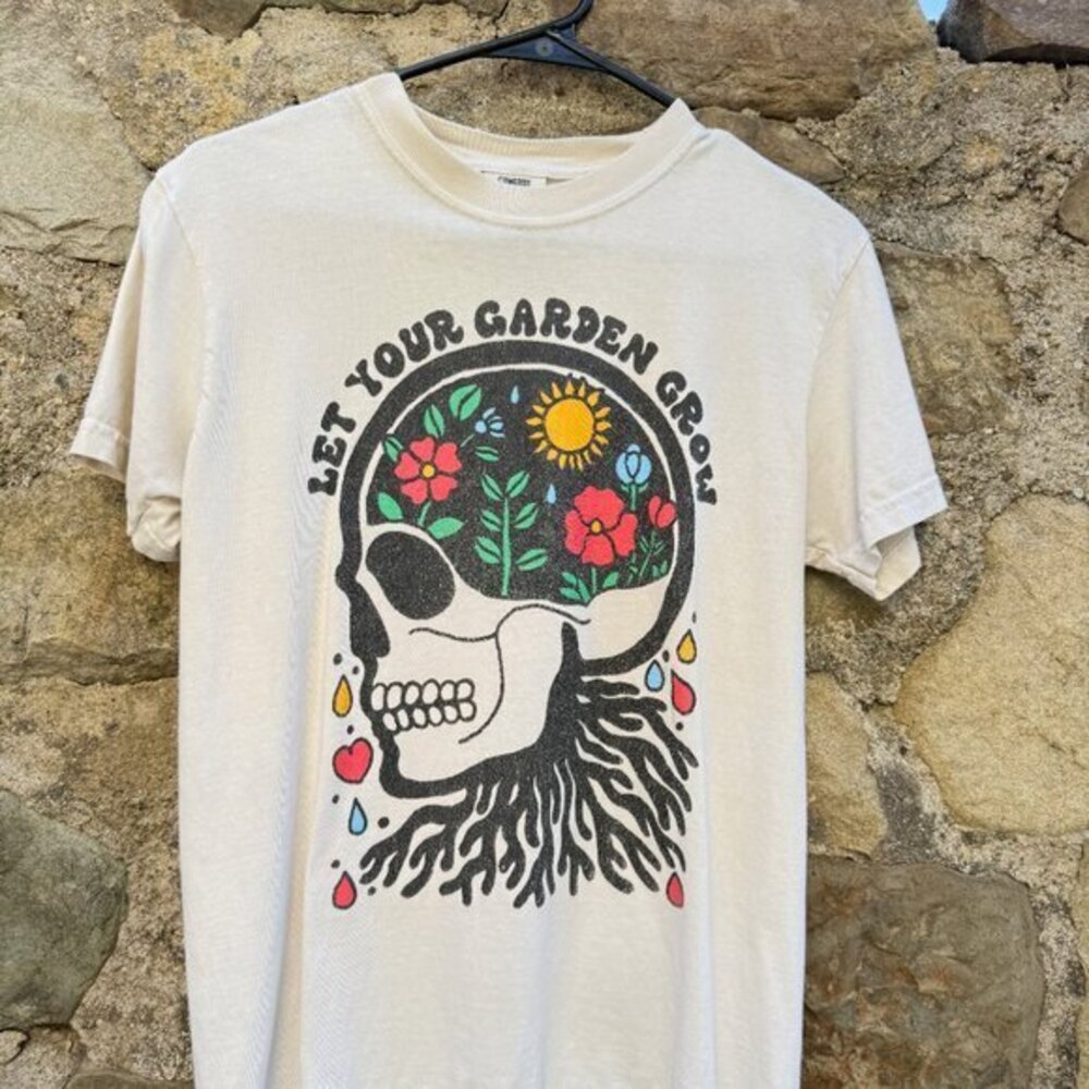 Comfort Colors Graphic  “Let Your Garden Grow” Tee | Women Small